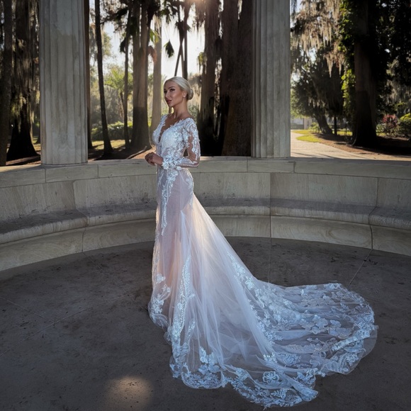 Dresses & Skirts - Elegant White Lace Wedding Dress